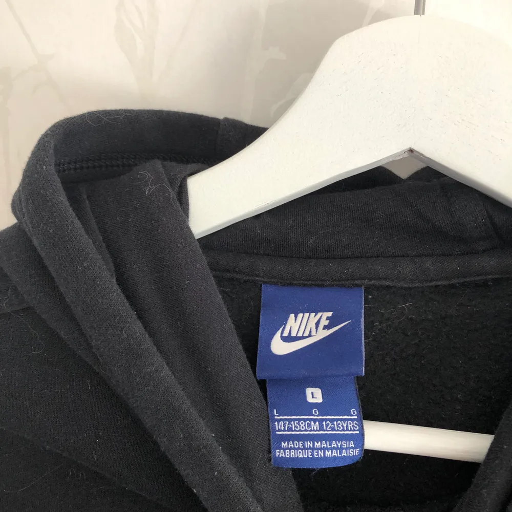 Svart hoodie från Nike i barnstorlek 158 men är som en XS. Använd fåtal gånger. Frakt på 60kr tillkommer!☺️. Hoodies.