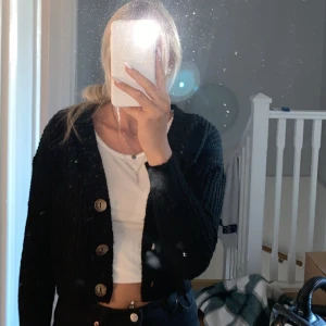 Stickad kofta storlek 36  - Säljer min helt nya stickade kofta från boohoo i storlek 36. Säljer den för att den va lite kort i armarna, lappar finns fortfarande kvar. Köparen står för frakten!