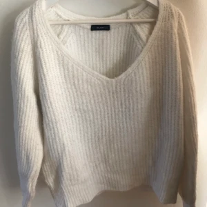 Stickad tröja - Stickad vit tröja från Chiquelle i storlek S eller XS. Använd några få gånger, köparen står för frakten