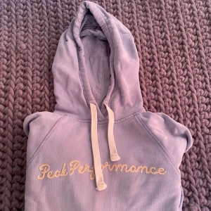 Peak performance hoodie - finaste ljusblåa hoodien!! Säljs pga att den ej används och tar endast plats i garderoben💙💙 Strl xs/s 