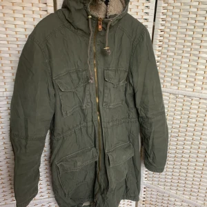 Vinterjacka - Bekväm vinterjacka från Bik Bok som går över rumpan