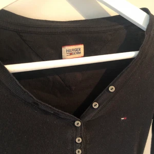 Svar tight hilfiger tröja - Säljer denna då jag tycker den sitter för tight på mig. Nästan aldrig använd. Bra skick. (ÄKTA) 🤩