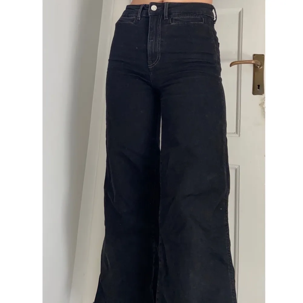 Ett par grå/svarta jeans med fransar längst ner. Säljer då de dessvärre är lite korta på mig som är 175cm. 💜. Jeans & Byxor.