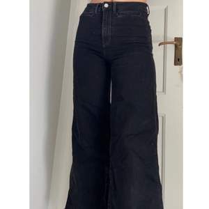 Ett par grå/svarta jeans med fransar längst ner. Säljer då de dessvärre är lite korta på mig som är 175cm. 💜