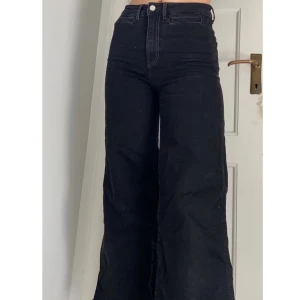 Jeans - Ett par grå/svarta jeans med fransar längst ner. Säljer då de dessvärre är lite korta på mig som är 175cm. 💜