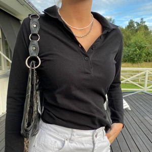 Piketröja  - Säljer denna fina piketröja som tyvärr inte kommer till användning. Aldrig använd så därav i väldit gott skick. Den är i storlek S men jag skulle säga att den även passar någon med XS (jag har storlek S). Frakt tillkommer ✨