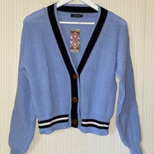 V neck Stripe Cardigan  - Stickade tröjor med framsida knappar (färg blå). Första hand ”oanvänd” och helt ny från Bohooo märken 