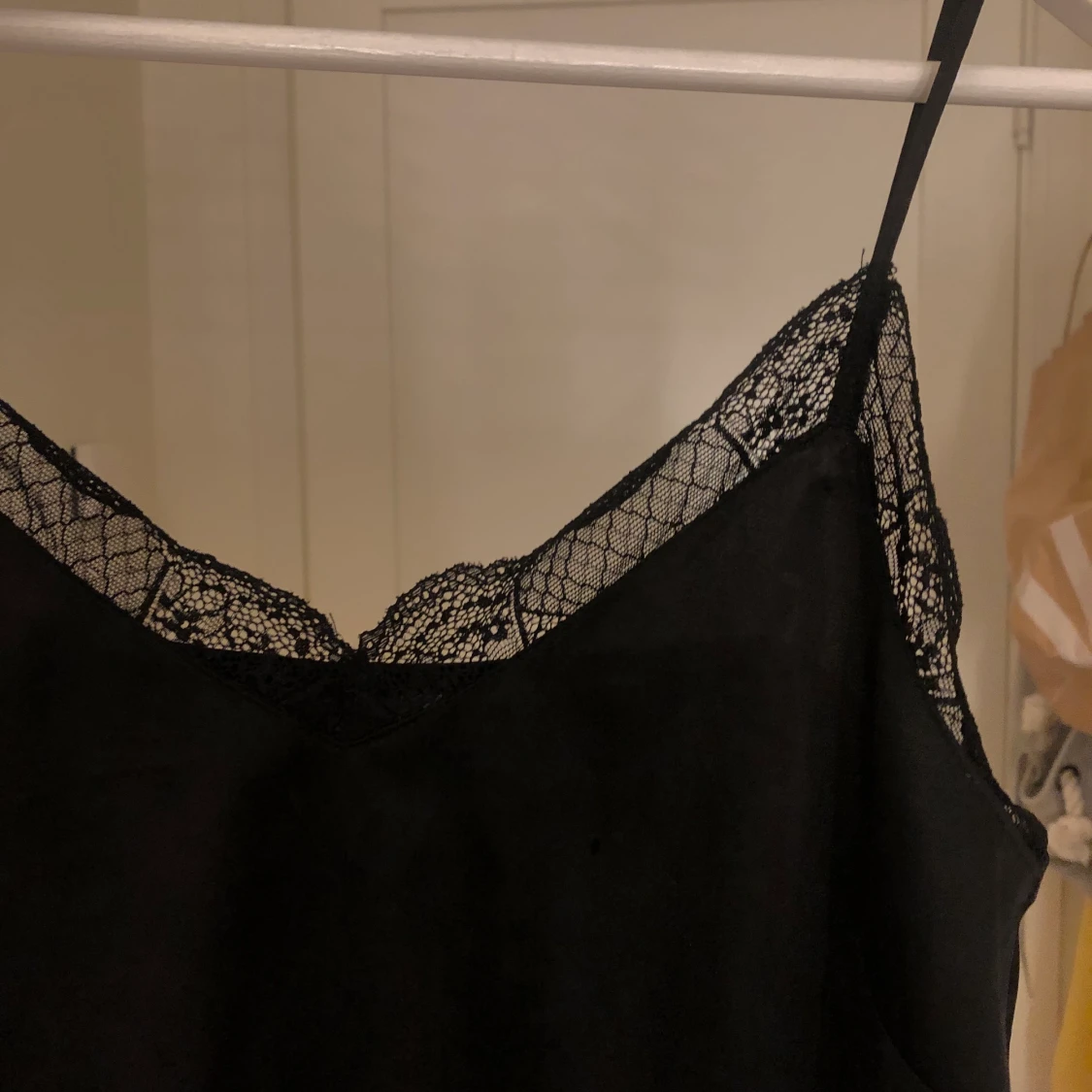 satin linne med spets - 90