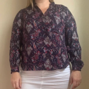 Mönstrad marinblå t-tröja - Bekväm. Snygg mönstrad T-tröja från HM