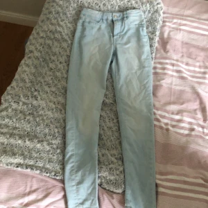 Snygga jeans - Jeans från hm knappt andvända. Finns i sigtuna