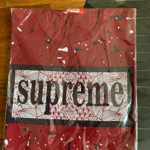 Supreme T-shirt (killar) - L-XL  - Helt ny Supreme t-shirt för killar Storlek: XL men funkar L också Pris: 250:- — Frakt med spårnummer kostar 63kr i hela Sverige. (Kopia) 