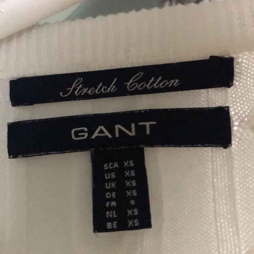 En fin kabelstickad gant tröja som inte kommer till användning. Använd ett fåtal gånger. Köpt för 500KR. FRAKT: 40KR. Accessoarer.
