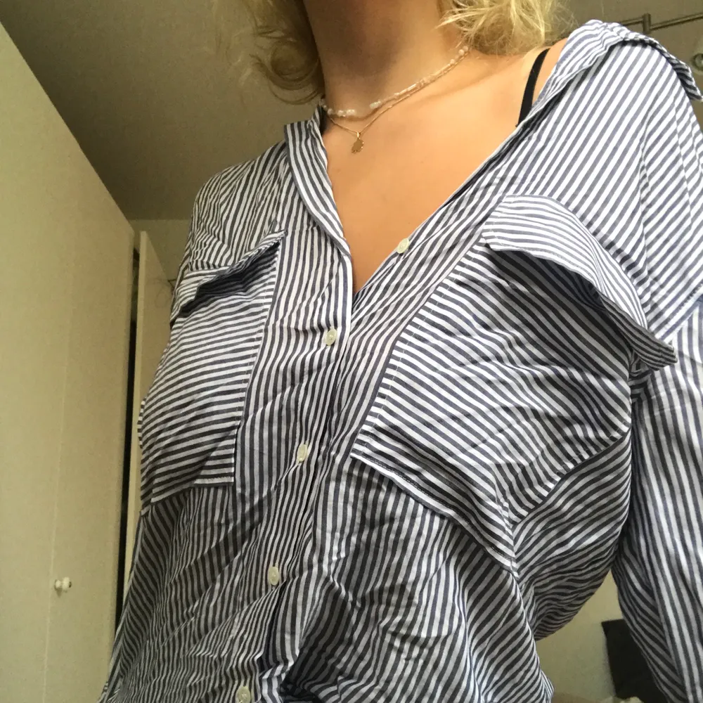 En randig skjorta från zara i mycket bra skick och tunt tyg. Passformen är plaggets styrka, den är kvinnlig och ledig samtidigt som den ger ett seriöst intryck!💙 . Blusar.