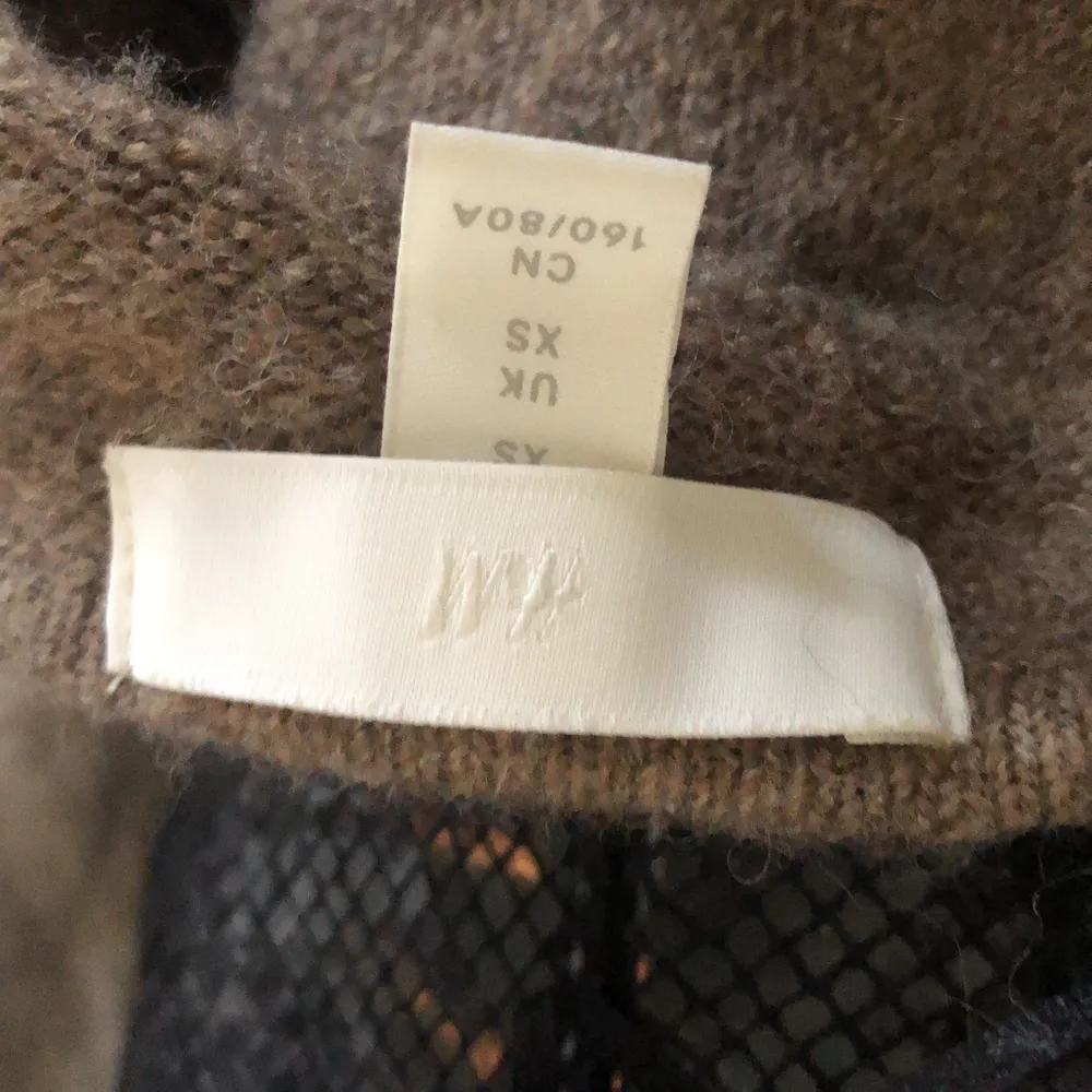 Säljer en supermysig tröja från hm i storleken XS, knappt använd så i väldigt bra skick! Möts upp i Stockholm eller fraktar mot att köparen står för fraktkostnaden😊. Tröjor & Koftor.