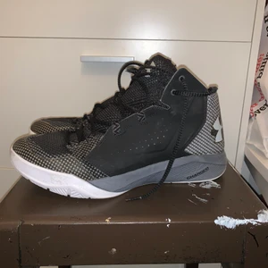 Under Armour basketskor herr  - Säljer basketskor från Under Armour för herr. Dom är i storlek 45 och i bra skick. Endast använda inomhus. Nypris ungefär 1200kr. 