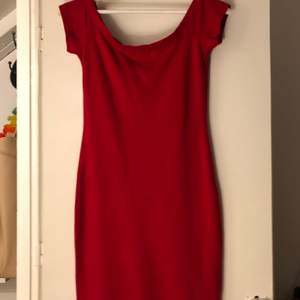 Kort rödklänning i stl s från bikbok, mycket fint skick. Köparen står för frakten💕