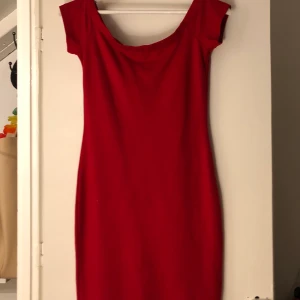 Röd klänning  - Kort rödklänning i stl s från bikbok, mycket fint skick. Köparen står för frakten💕