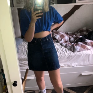 Mörkblå kjol - Mörkblå jeanskjol från H&M🦋 aldrig använd för passar inte mig✨ storlek 34💙 köpare står för frakt💙 säljer även tröjan🤪