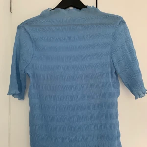 Ljusblå topp - Så fin ljusblå topp som är snyggt genomskinlig 