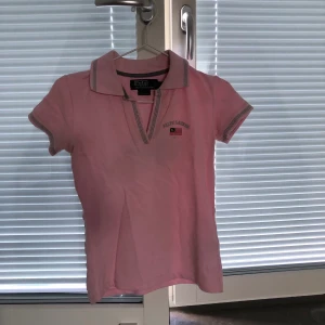 Ralph lauren - Haft länge men använd fåtal gånger. Ralph lauren piké tröja med stort märke på ryggen. Storlek L men är väldigt liten i storleken, använder själv XS och passar utmärkt på mig. Säljes för 180kr + frakt