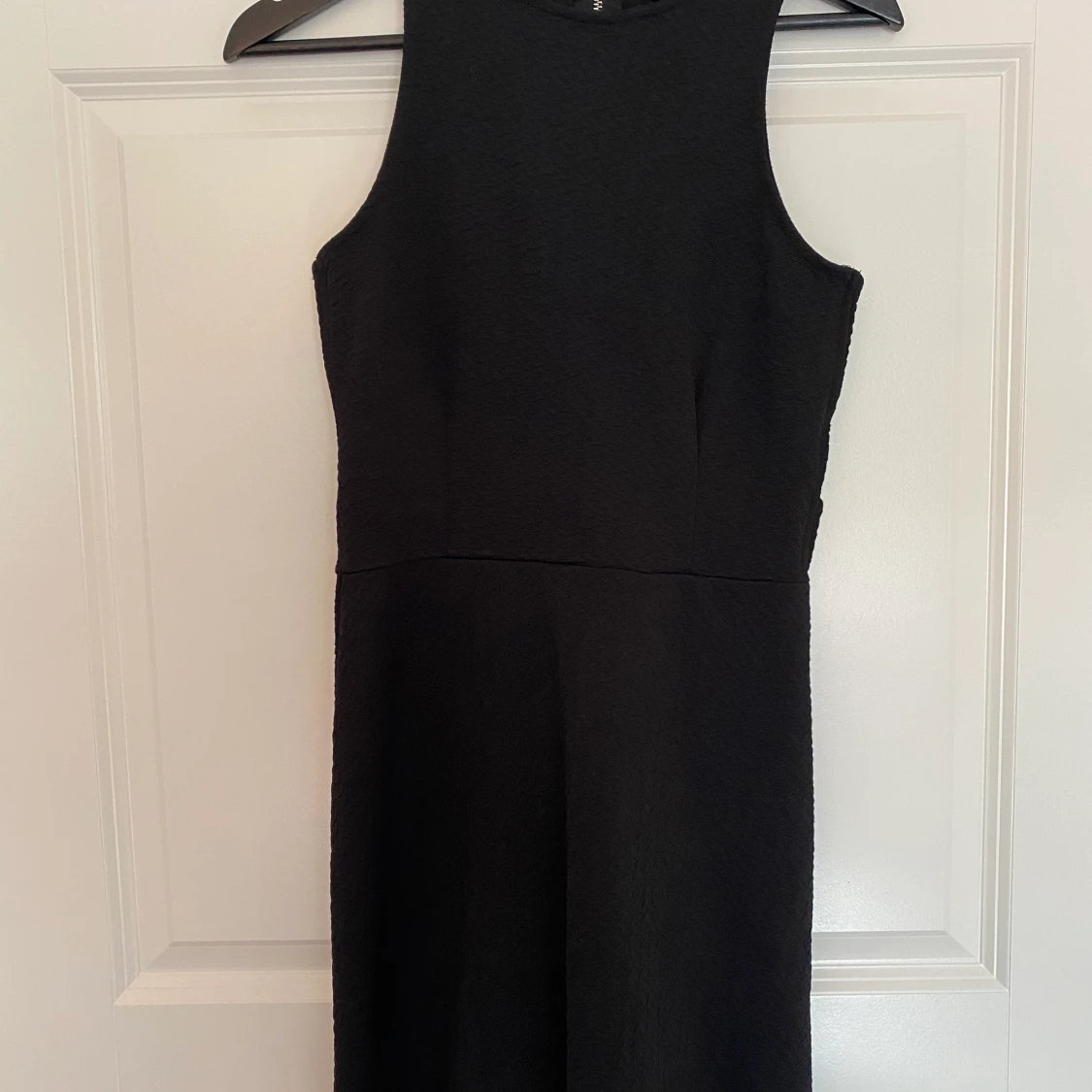 Svart klänning med öppen sida