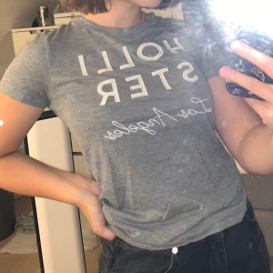 Hollister t-shirt  - Super fin t-shirt från hollister. Materialet är extremt skönt💕
