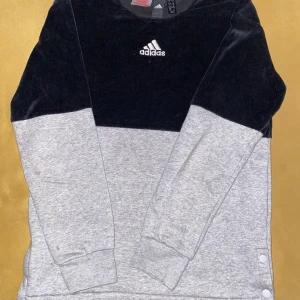 Adidas tröja 11-12 år - Snygg adidaströja, svarta delen är i sammet. Knappt använd. Storlek 11-12 år.  Kommer från djur- och rökfritt hem. Frakt tillkommer!
