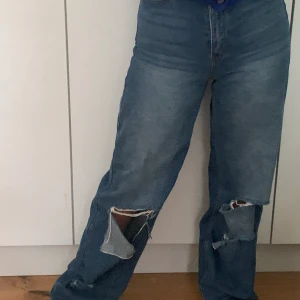 Jeans  - Mörkblå jeans från bohoo med hål på knäna, storlek 34! (Modellen är stor så de passar även 36. Själv har jag storlek 36 och de passar mig). Säljer för 250kr + frakt. 
