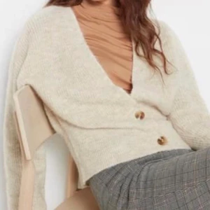 Kofta i Alpaca-material från Lindex  - Kofta i Alpaca-material från Lindex. Använd endast en gång. Storlek 38. Kan hämtas i Sundbyberg alternativt skickas mot frakt. Nypris 499 kr!