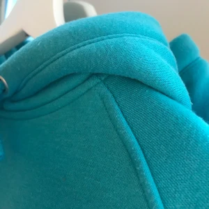 Bik bok hoodie  - Säljer denna hoodie ifrån bik bok som är i nyskick😊 hoodien är bekväm och bara använt ett fåtal gånger💕 frakt tillkommer