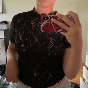 Festtröja - Jättefin tröja från Zara köpt för några år sen men är knappt använd! Den är lite genomskinlig som ni ser men funkar bra med en bandå bh under💕