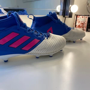 Adidas fotbollskor  - Här är ett par snygg fotbollsskor från adidas i storlek 38,5. Dem är i ett super bra skick knappt använda. Fungerar för båda killar och tjejer. Jag säljer dessa för 400kr + frakt.