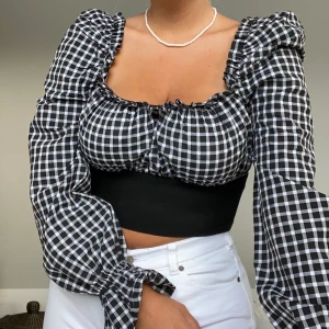 Rutig blus - Jättesöt rutig blus/topp från Zara! Köpt för 299kr på zaras hemsida men glömde skicka tbx paketet!:( Superfina puffärmar & något tajtare i midjan! Passar S/M💛💛