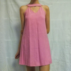 Vintage klänning i rosa - En underbar unik vintage klänning i bubblegum-rosa. Klänningen har en unik cut-out-detalj i urringningen. Skulle gissa att den är från 60-talet. Står ingen storlek men uppskattar att den är i S. I gott skick för sin ålder men har en svag fläck längst ner. (skriv om du vill ha ytterligare bilder, mått m.m) säljer den för 99 kr eller högstbjudande. Frakt tillkommer. 