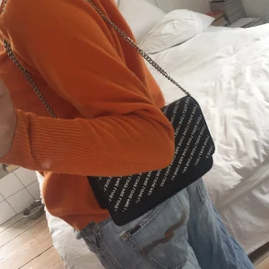 Unik väska med text på - Supercoola väska med texten ”pree love” och ”post love” på hela framsidan och baksidan. Väldigt bra skick, säljs nu pga att den inte kommer till användning. Nypris ca 400 kr. Kontakta gärna om du är intresserad! (Köparen står för frakten som ligger på 63 kr)💞