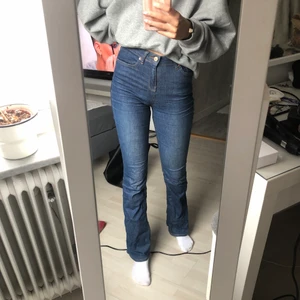 Bootcut jeans  - Säljer dessa slutsålda, fina jeans från Gina på grund av att de aldrig används, fint skick. Buda i kommentarerna, startbud 50kr och skriv till mig vid frågor eller om ni vill ha fler bilder 💕 köparen står för frakt eller mötes upp i umeå 