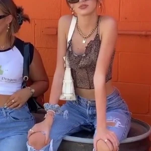 Leopard topp - Köpt på plick men inte kommit till användning, därav säljer jag den vidare! Frakt hamnar på 22:-!💓