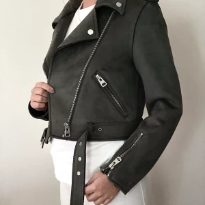 Mockajacka - Grå mockajacka med silvriga detaljer, imitations mocka. Stl. Medium från Zara. Ett bälte längs midjan. Köparen står för ev. Frakt.