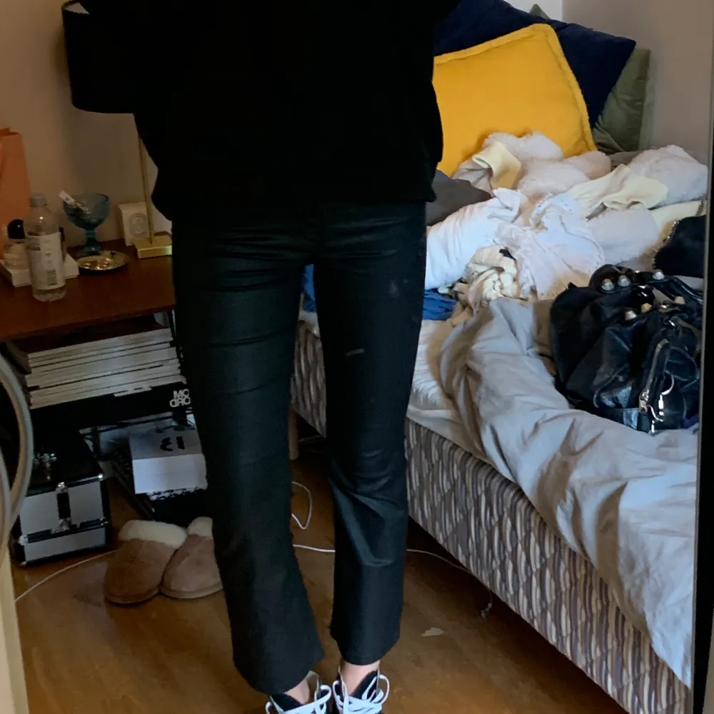 Skitcoola lackade/glansiga/vaxade jeans som är i kick flare modell! Från Gina tricot och i strl 36/S! Bra skick!! Jag är 178 så dom är nästan lite korta på mig❣️❣️❣️. Jeans & Byxor.
