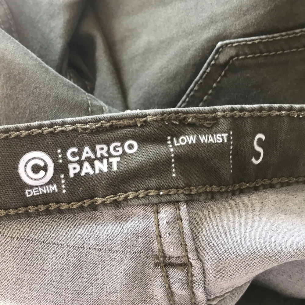 Militärgröna cargo pants från Cubus. Storlek S. Köparen står för frakten⚡️. Jeans & Byxor.