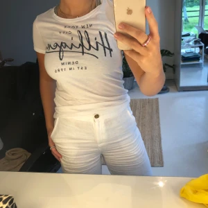 Vit Tommy hilfiger T-shirt  - Säljer denna Tommy Hilfiger (ÄKTA) då den inte används längre. T-shirten är lite genomskinlig alltså ett tunt material. Se bild 3. Står inte för frakten 💗 