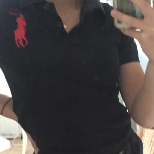 Svart piketröja - En svart pikétröja från Ralph Lauren. Välanvänd men i mycket gott skick.