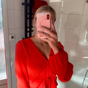 Röd blus❤️ - Röd fin blus från bikbok, använd ett fåtal ggr 