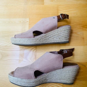 Linear of Sweden kilklackar , storlek 37  - Använda en gång på studenten år 2018, i bra skick. Skriv i kommentarerna om du är intresserad 