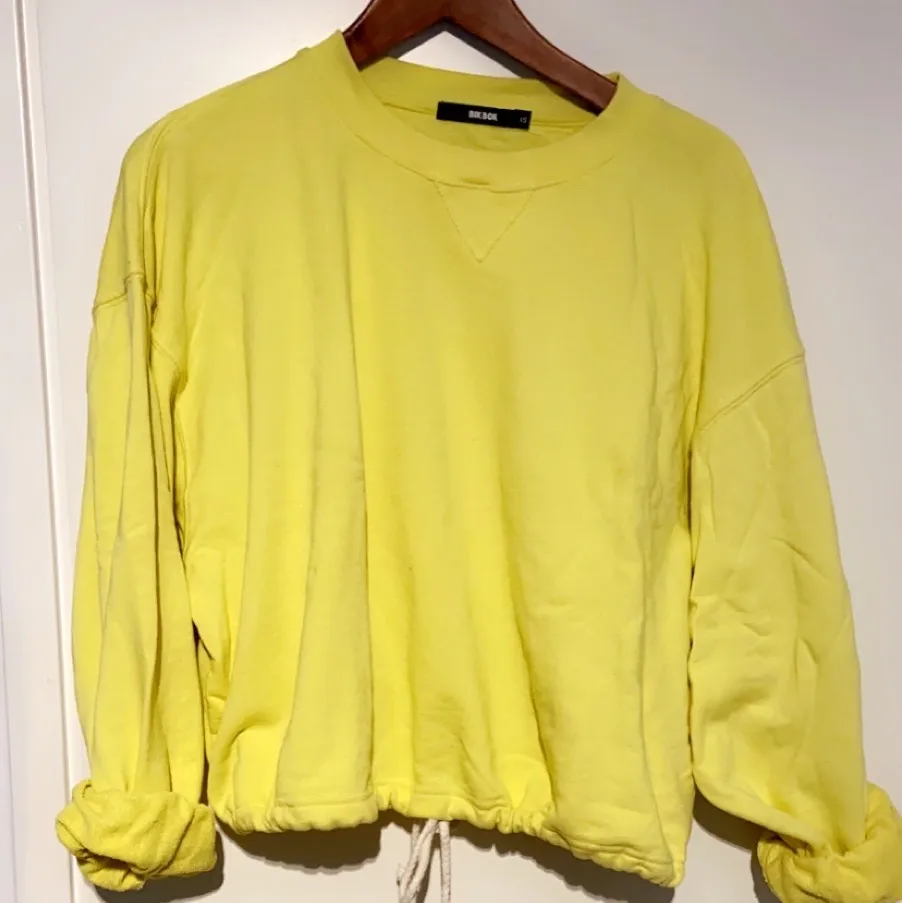 Väldigt skön slapp tjock tröja köpt från BIKBOK. I väldigt fin skick knappt använd. Färgen är gul, kan ses som annan färg på bild. Köparen står för frakten 🌸. Tröjor & Koftor.