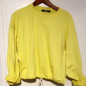 Väldigt skön slapp tjock tröja köpt från BIKBOK. I väldigt fin skick knappt använd. Färgen är gul, kan ses som annan färg på bild. Köparen står för frakten 🌸