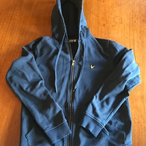 Lyle Scott hoodie - Marinblå Lyle Scott hoodie i size M. Som ny!