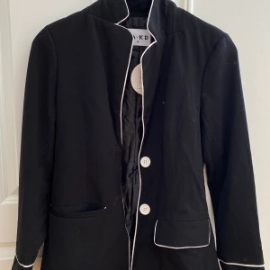 SVART BLAZER FRÅN NAKD - Helt oanvänd blazer från NAKD🤩 prislappen är fortfarande kvar!! Storlek 34 men om man vill ha den tajtare eller mer oversized passar den nog en storlek större/mindre💕 Hör av er vid ytterligare frågor och förslag på pris⭐️ 