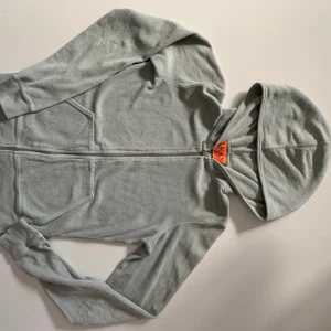 Juicy Couture tröja  - Juicy Couture tröja, ljusgrön, 2000-tal, strl S. Köpt för 1100kr