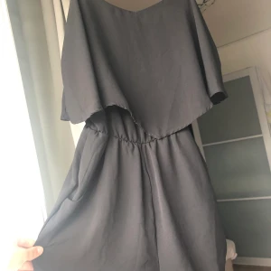 Byxdress - Svart byxdress i storlek XS (snarare svart än grå som det ser ut på bilden) 